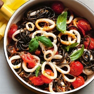 Squid ink pasta nrog calamari (squid nplhaib)